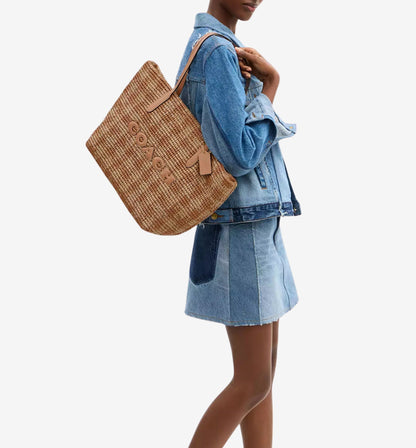 Mollie Tote Bag in Signature Canvas